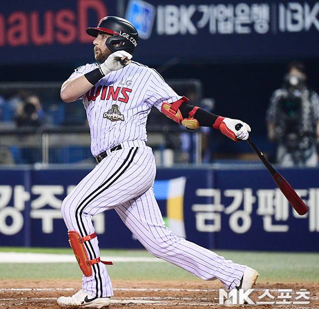 4월 14일 오후 서울 잠실구장에서 ‘2026 신한 SOL KBO 리그’ 롯데 자이언츠와 LG 트윈스 경기가 열렸다. 3회말 2사 1루에서 LG 오스틴이 좌전 2루타를 치고 있다. 사진=김영구 기자
