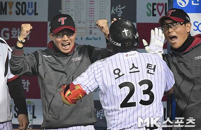 4월 14일 오후 서울 잠실구장에서 ‘2026 신한 SOL KBO 리그’ 롯데 자이언츠와 LG 트윈스 경기가 열렸다. 8회말 선두타자로 나온 LG 오스틴이 롯데 박정민을 상대로 또 다시 앞서가는 솔로포를 치고 염경엽 감독과 기쁨을 나누고 있다. 사진=김영구 기자