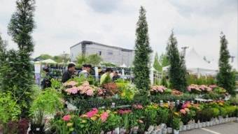 지난해 열린 제5회 전주정원산업박람회에서 꽃과 나무로 꾸며진 출품작들을 관광객들이 둘러보고 있다. 전주시청 제공