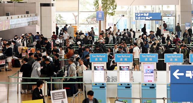노동절 연휴‘를 앞둔 30일 오전 인천국제공항 제1터미널 출국장이 여행객으로 붐비고 있다.박윤슬 기자