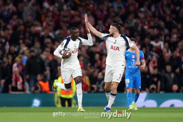 토트넘의 드라구신(오른쪽)이 2026년 3월 영국 런던에서 열린 아틀레티코 마드리드와의 2025-26시즌 UEFA 챔피언스리그 16강 2차전에서 무아니와 하이파이브를 하고 있다./게티이미지코리아