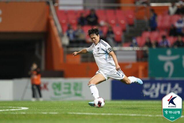 울산 HD와 포항 스틸러스가 2일 울산문수축구경기장에서 시즌 첫 '동해안 더비'를 치른다. 울산 김영권이 킥을 하고 있다./프로축구연맹 제공