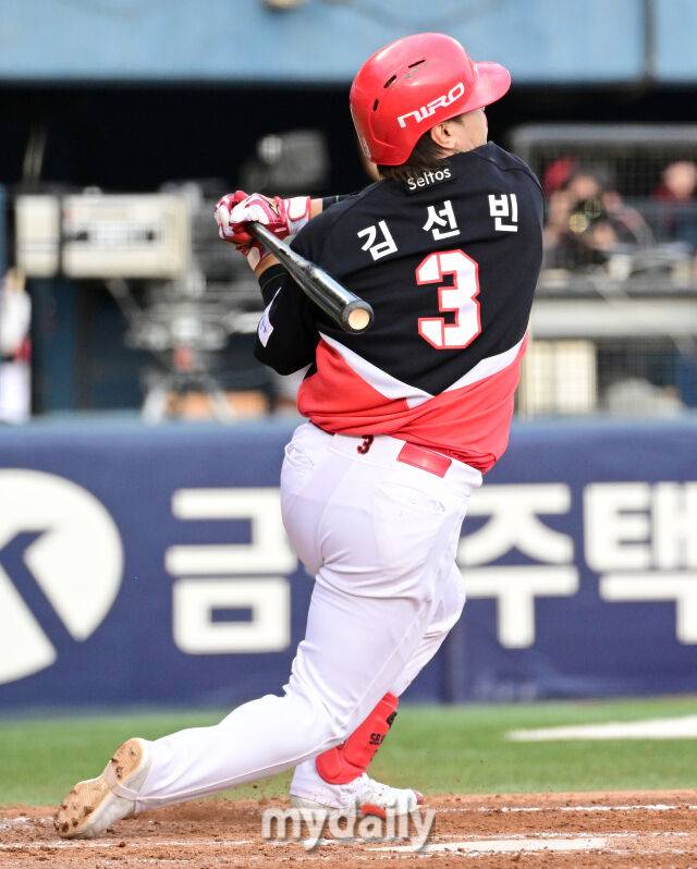 2026년 4월 18일 오후 서울 잠실구장에서 열린 '2026 신한 SOL KBO리그' KIA 타이거즈와 두산 베어스의 경기. KIA 김선빈이 5회초 1사 1,2루서 대타로 나와 1타점 적시타를 치고 있다./마이데일리