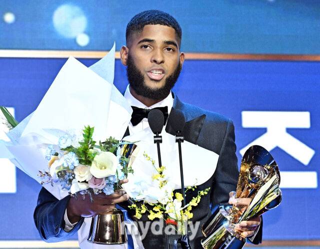 삼성 디아즈가 24일 오후 서울 잠실 롯데호텔 월드에서 진행된 '2025 KBO 시상식'에서 타자상 3관왕을 수상하고 있다. 'KBO 시상식'은 퓨처스리그 투·타 개인 부문별 1위 선수 시상을 시작으로 KBO 리그 투·타 개인 부문별 1위 선수, KBO 심판상, 각 포지션별 KBO 수비상, 신인상 및 MVP 시상으로 진행된다./마이데일리