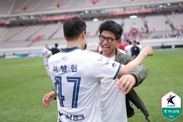 김천상무의 주승진 감독이 2일 서울월드컵경기장에서 열린 서울과의 하나은행 K리그1 2026 원정 경기에서 승리 후 이상헌과 기뻐하고 있다./프로축구연맹 제공