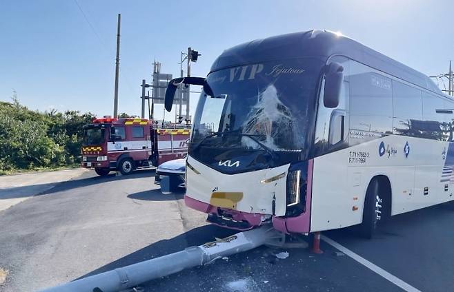 수학여행시 사고가 났던 제주도 버스. [제주도소방안전본부 제공]