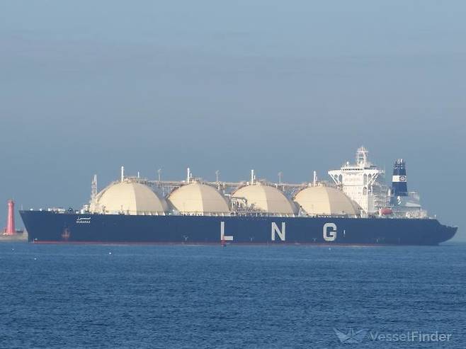 [서울=뉴시스]아랍에미리트(UAE) 국영 석유회사 아드녹이 소유한 액화천연가스(LNG) 운반선 무바라즈호. 이 선박이 최근 이란 전쟁 발발 이래 처음으로 LNG를 가득 실은 채 호르무즈 해협을 통과했다. (출처=vesselfinder) 2026.429.  *재판매 및 DB 금지
