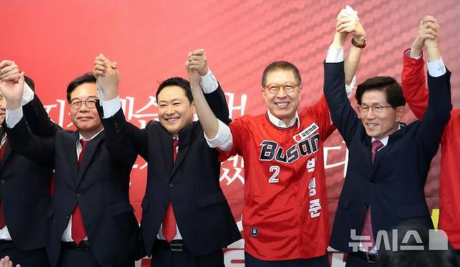 [부산=뉴시스] 하경민 기자 = 장동혁 국민의힘 대표와 송언석 원내대표 등 지도부가 2일 부산 부산진구의 한 건물에서 열린 박형준 부산시장 후보 선거사무실 개소식에 참석, 박 후보 등과 손을 잡고 인사하고 있다.장 대표와 송 원내대표가 지선 후보 선거사무실 개소식에 참석한 것은 이번이 처음이다. 2026.05.02. yulnetphoto@newsis.com