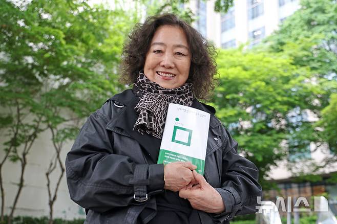 [서울=뉴시스] 박진희 기자 = 문정희 시인이 지난달 28일 서울 중구 숭례문 인근에서 사진 촬영을 하고 있다. 작가는 최근 시집 '늑대처럼 싱싱하게 울고 싶었다'를 출간했다. 2026.05.02. pak7130@newsis.com