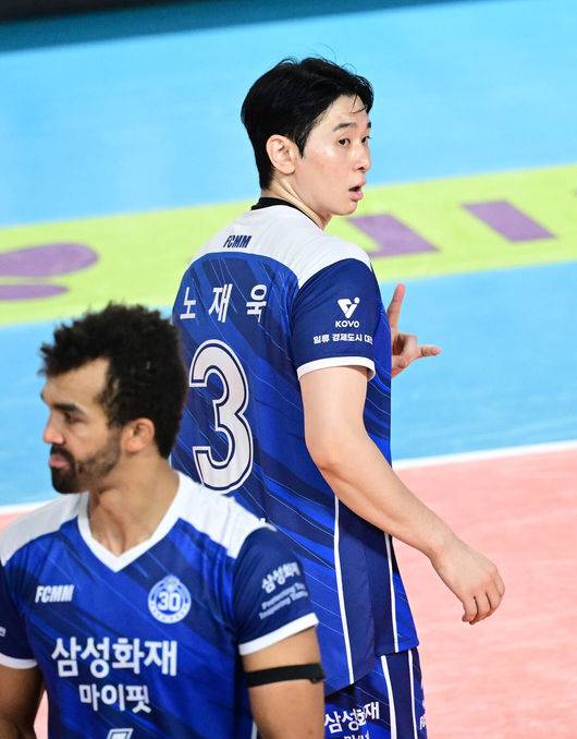 [OSEN=대전, 최규한 기자] 15일 오후 대전 충무체육관에서 ‘진에어 2025~2026 프로배구 V리그’ 남자부 삼성화재와 KB손해보험의 경기가 열렸다.홈팀 삼성화재는 2승 5패 승점 7, 방문팀 KB손해보험은 4승 2패 승점 13을 마크하고 있다.3세트, 삼성화재 세터 노재욱이 사인을 전하고 있다. 2025.11.14 / dreamer@osen.co.kr