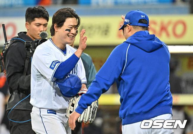 [OSEN=대구, 이석우 기자] 1일 대구삼성라이온즈파크에서 2026 신한 SOL KBO 리그 삼성 라이온즈와 한화 이글스의 경기가 열렸다. 홈팀 삼성은 원태인이, 방문팀 한화는 에르난데스가 선발 출전했다. 삼성 라이온즈 박승규가 한화 이글스에 4-3으로 승리한 후 박진만 감독과 하이파이브를 하고 있다. 2026.05.01 / foto0307@osen.co.kr