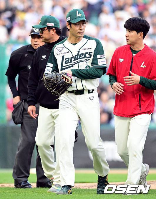 [OSEN=인천, 조은정 기자]1일 오후 인천 문학동 SSG랜더스필드에서 ‘2026 신한 SOL BANK KBO리그’ SSG 랜더스와 롯데 자이언츠의 경기가 진행됐다.6회초 1사 2루에서 72구를 던진 SSG 타케다가 교체를 요청하고 있다. 2026.05.01 /cej@osen.co.kr