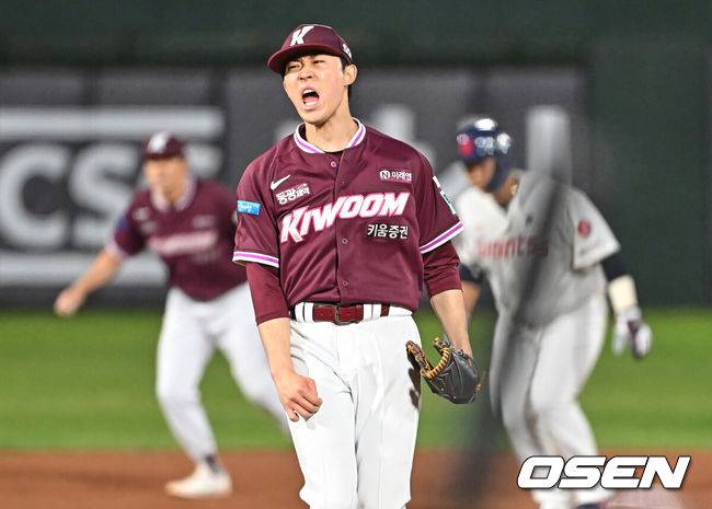 [OSEN=부산, 이석우 기자] 30일 부산 사직야구장에서 2026 신한 SOL KBO 리그 롯데 자이언츠와 키움 히어로즈의 경기가 열렸다. 홈팀 롯데는 비슬리가, 방문팀 키움은 배동현이 선발 출전했다.키움 히어로즈 배동현이 4회말 2사 2루 롯데 자이언츠 전민재를 삼진으로 잡고 포효하고 있다. 2026.04.30 / foto0307@osen.co.kr