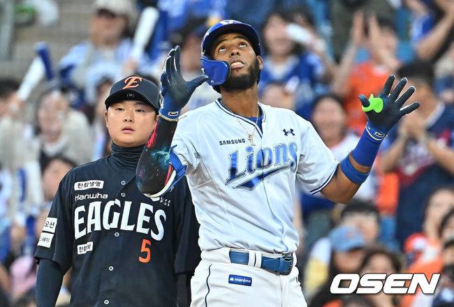 [OSEN=대구, 이석우 기자] 1일 대구삼성라이온즈파크에서 2026 신한 SOL KBO 리그 삼성 라이온즈와 한화 이글스의 경기가 열렸다. 홈팀 삼성은 원태인이, 방문팀 한화는 에르난데스가 선발 출전했다. 삼성 라이온즈 디아즈가 6회말 1사 만루 우익수 앞 2타점 안타를 치고 세리머니를 하고 있다. 2026.05.01 / foto0307@osen.co.kr