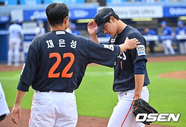 [OSEN=대구, 이석우 기자] 2일 대구삼성라이온즈파크에서 2026 신한 SOL KBO 리그 삼성 라이온즈와 한화 이글스의 경기가 열렸다. 홈팀 삼성은 장찬희가, 방문팀 한화는 문동주가 선발 출전했다. 한화 이글스 선발 투수 문동주가 1회말 교체되고 있다. 2026.05.02 / foto0307@osen.co.kr
