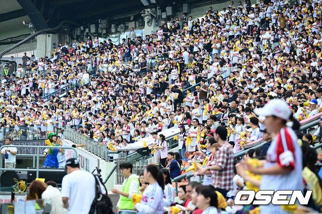 [OSEN=잠실, 조은정 기자]2일 서울 잠실야구장에서 ‘2026 신한 SOL KBO리그’ LG 트윈스와 NC 다이노스의 경기가 열렸다.홈팀 LG는 송승기, 방문팀 NC는 버하겐을 선발로 내세웠다. 만원관중이 응원을 펼치고 있다. 2026.05.02 /cej@osen.co.kr