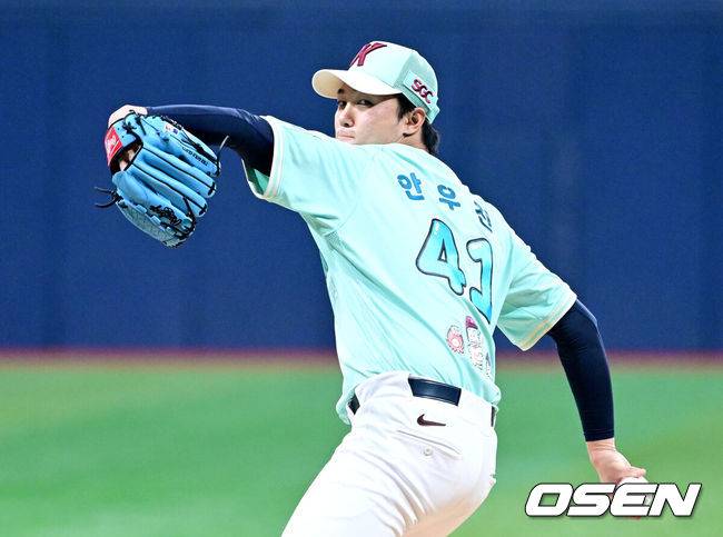 [OSEN=고척, 최규한 기자] 2일 서울 고척스카이돔에서 ‘2026 신한 SOL KBO리그’ 키움 히어로즈와 두산 베어스의 경기가 열렸다.홈팀 키움은 안우진, 방문팀 두산은 웨스 벤자민을 선발투수로 내세웠다. 키움 선발 안우진이 힘차게 공을 뿌리고 있다. 2026.05.02 / dreamer@osen.co.kr