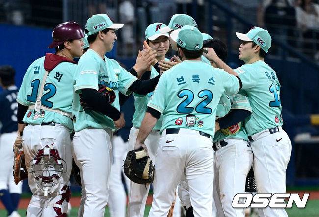 [OSEN=고척, 최규한 기자] 2일 서울 고척스카이돔에서 ‘2026 신한 SOL KBO리그’ 키움 히어로즈와 두산 베어스의 경기가 열렸다.이날 경기는 선발 안우진의 5이닝 2실점 호투를 앞세워 키움이 4-2 승리를 거뒀다. 경기를 마치고 승리한 키움 선수들이 하이파이브를 나누고 있다. 2026.05.02 / dreamer@osen.co.kr