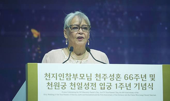 기념식에서&nbsp;낸시 로사리오 주교가 축사를 하고 있다.