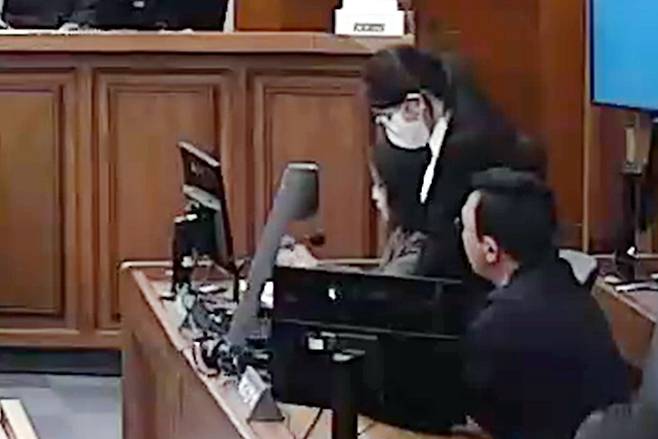 도이치모터스 주가조작과 통일교 금품수수 등 혐의로 재판에 넘겨진 김건희 여사가 28일 서울 서초구 서울고등법원에서 열린 항소심 선고공판에서 선고를 듣고 있다. 김 여사는 이날 1심보다 무거운 징역 4년을 선고받았다. 서울고법 제공
