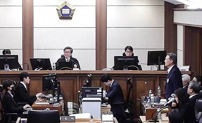 고위공직자범죄수사처 체포방해 등 혐의로 기소된 윤석열 전 대통령이 29일 서울 서초구 서울고등법원에서 열린 항소심 선고 공판에 출석해 있다. 서울고법 내란전담재판부인 형사1부는 이날 특수공무집행방해, 직권남용 권리행사방해 등 혐의로 재판에 넘겨진 윤 전 대통령에게 징역 7년을 선고했다. 서울고법 제공