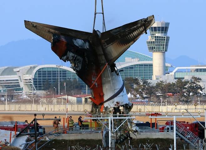 무안공항 사고 여객기 동체 - 제주항공 여객기 참사 6일째인 3일 오후 전남 무안국제공항 사고 현장에서 동체의 꼬리날개 부분 인양 작업이 진행되고 있다. 2025.1.3 연합뉴스