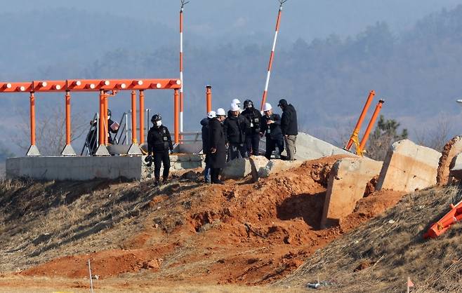 무안공항 로컬라이저 현장조사 - 26일 오후 전남 무안국제공항에서 항공철도사고조사위원회, 경찰, 국과수 관계자들이 방위각 시설(로컬라이저)을 살펴보고 있다. 2025.2.26 연합뉴스