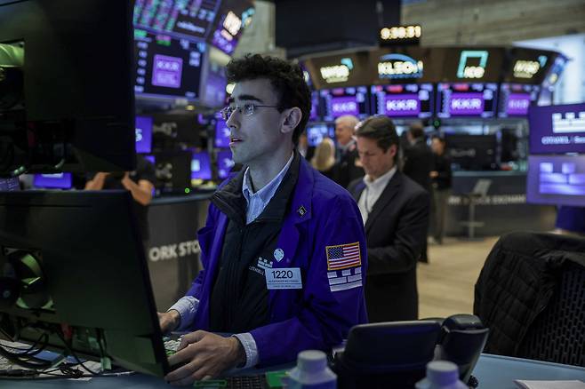 1일 미국 뉴욕 뉴욕증권거래소(NYSE)에 있는 한 트레이더의 모습. 로이터연합뉴스