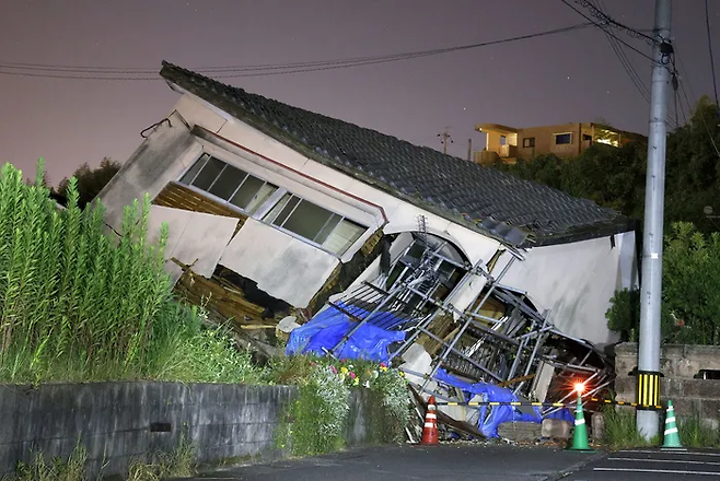 2024년 일본 가고시마에서 주택 한 채가 지진으로 파손돼 있다. 기사 이해를 돕기 위한 이미지. 로이터 연합뉴스
