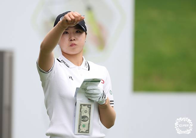 바람 방향을 확인하고 있는 고지원. 사진 제공=KLPGA