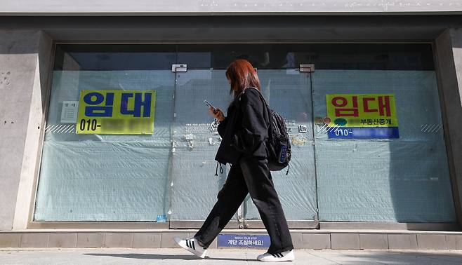 4월 29일 서울 종로2가 대로변 건물에 ‘임대’ 안내문이 붙어 있다. 뉴스1