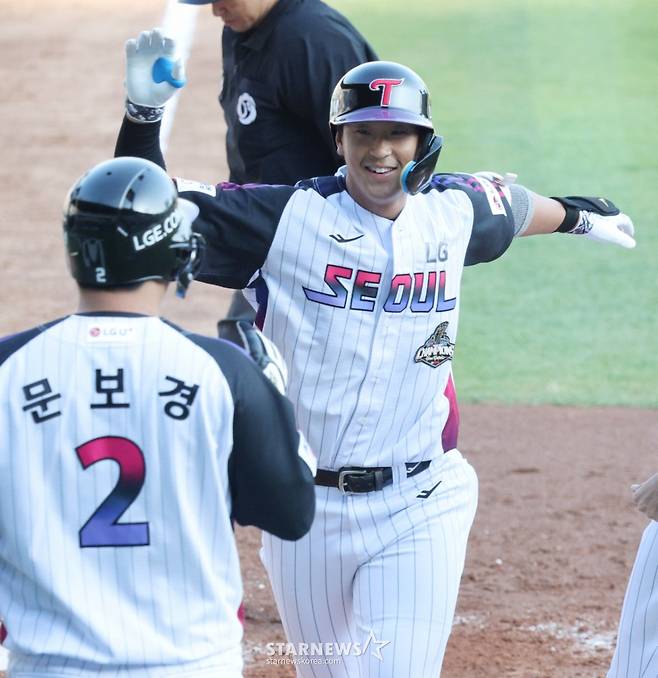 2026 신한 SOL KBO리그 LG 트윈스 대 NC 다이노스 경기가 1일 서울 잠실야구장에서 열렸다.  LG 송찬의가 3회말 2사 1루에서 NC 선발 토다를 상대로 좌월 2점 홈런을 날리고 홈인하고 있다. /사진=김진경 대기자