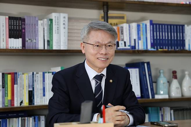 인터뷰 하는 민형배 민주당 전남광주특별시장 예비후보 [민형배 후보 측 제공. 재판매 및 DB 금지]