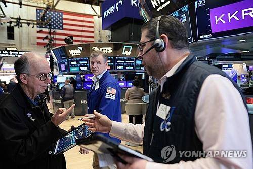 뉴욕증권거래소의 트레이더 [뉴욕 AFP=연합뉴스. 재판매 및 DB 금지]