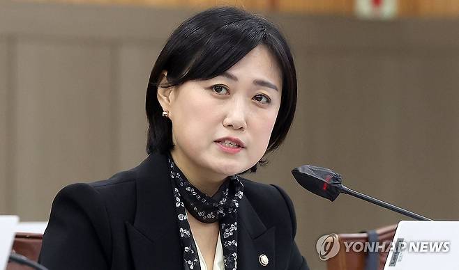 백승아 원내대변인 (창원=연합뉴스) 김동민 기자 = 더불어민주당 백승아 의원이 23일 경남 창원시 경남도교육청 2층 강당에서 열린 국회 교육위원회의 부산대·부산대병원·부산대치과병원·경상국립대·경상국립대병원 국정감사에서 질의하고 있다. 2025.10.23 image@yna.co.kr