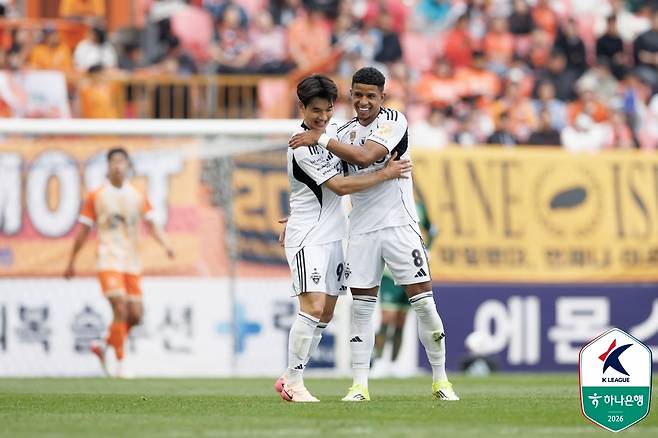 득점 후 기뻐하는 김진규와 축하하는 오베르단 [한국프로축구연맹 제공. 재판매 및 DB 금지]