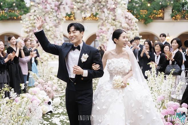 코요태 신지(우), 가수 문원(좌) 결혼식 사진 [아이패밀리에스씨(아이웨딩) 제공. 재판매 및 DB 금지]