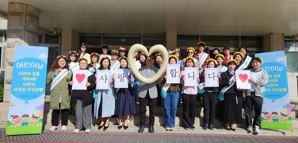 수원초등학교 관계자들이 ‘어린이 날’ 맞이 행사를 하고 기념촬영을 하고 있다. /수원초 제공