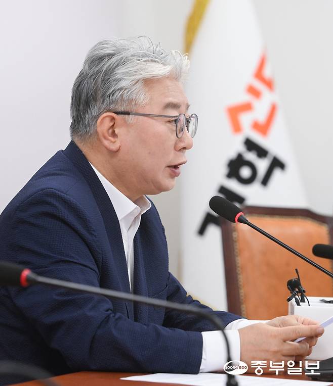 조응천 개혁신당 경기도지사 후보가 3일 오전 서울 여의도 국회 개혁신당 당대표실에서 긴급 기자회견을 열고 수도권 광역단체장 후보들에게 연석 회의를 제안하고 있다. 임채운기자