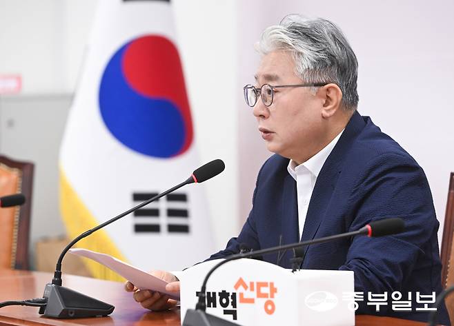 조응천 개혁신당 경기도지사 후보가 3일 오전 서울 여의도 국회 개혁신당 당대표실에서 긴급 기자회견을 열고 수도권 광역단체장 후보들에게 연석 회의를 제안하고 있다. 임채운기자