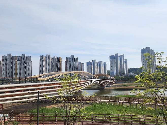 시화호 상류를 가로지르며 화성시 새솔동과 안산시 해양동을 잇는 보도교가 완공된 모습. 사진=한국수자원공사 도시관리처