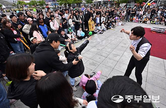 연휴 마지막 날인 3일 오후 안산시 안산문화광장 일대에서 열린 제22회 안산국제거리극축제에서 시민들이 버블쇼를 감상하며 즐거운 시간을 보내고 있다. 김경민기자