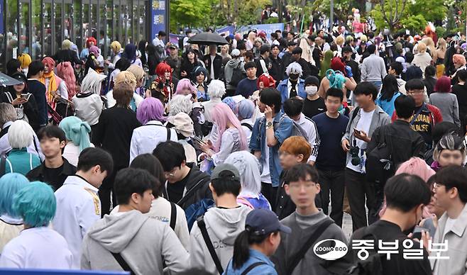 3일 오전 수원시 권선구 수원메쎄에서 열린 수원코믹월드2026 행사에서 다양한 코스플레이를 한 참가자들이 행사를 즐기고 있다. 김경민기자