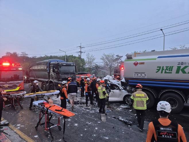 5월 2일 충남 당진시 송악읍에서 25톤 점프트럭이 차량 4개를 잇달아 들이받아 5명이 중경상을 입고 병원으로 이송됐다. (사진=당진소방서)