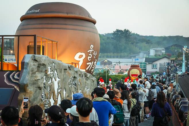 '2026 울산옹기축제'가 지난 1일부터 3일까지 울산 울주군 외고산 옹기마을 일원에서 성황리에 개최됐다. 행사 첫날 축제의 시작을 알리는 옹기 가마 점화식에 이어 '옹기로 길놀이' 거리 퍼레이드가 펼쳐지고 있다. 이수화 기자