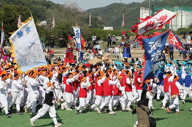 차전장군노국공주축제에서 안동차전놀이가 펼쳐지며 수백 명의 참가자들이 동채를 앞세워 맞붙고 있다. /안동시 제공