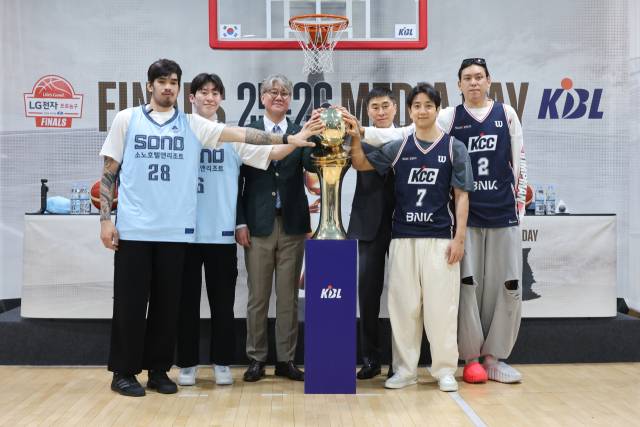 지난 1일 서울 강남구 KBL센터에서 열린 프로농구 챔피언결정전 미디어데이에서 고양 소노 케빈 켐바오(왼쪽부터), 이정현, 손창환 감독, 부산 KCC 이상민 감독, 허훈, 최준용이 기념촬영하고 있다. 연합뉴스