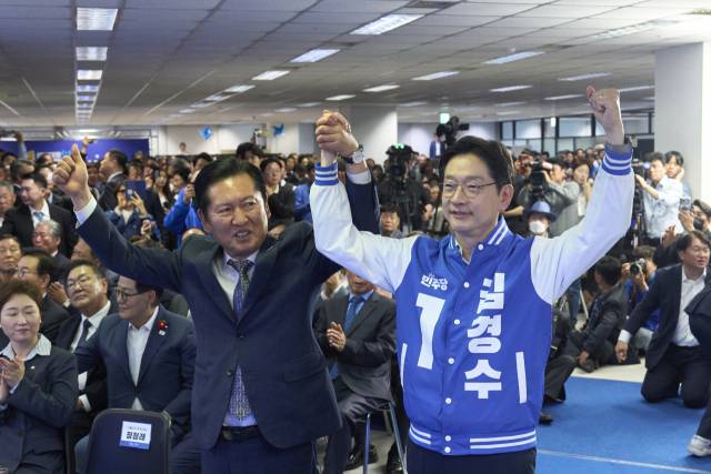 더불어민주당 김경수(오른쪽) 경남도지사 예비후보가 3일 오후 창원시 성산구 중앙동 김경수 후보 선거사무소에서 열린 ‘김경수 경남도지사 후보 선거사무소 개소식’에서 정청래 대표와 인사하고 있다./김경수 후보 캠프/