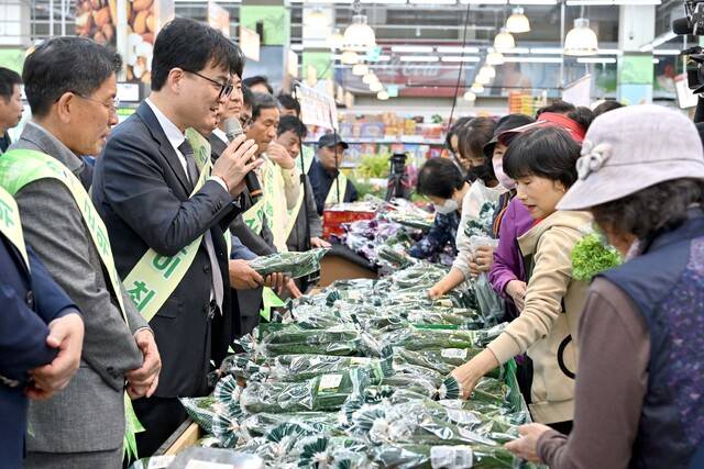 이재성 군수권한대행이 직접 나서 장바구니를 들고 찾아온 주부들에게 군위 가시오이를 홍보·판매하고 있다. 군위군 제공