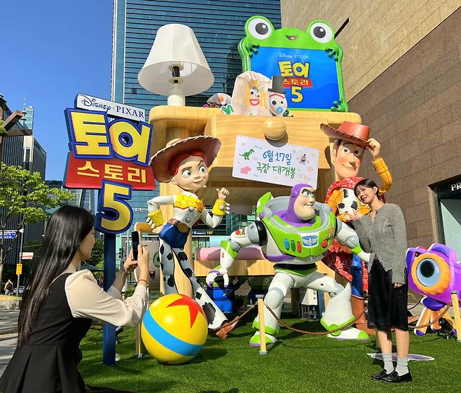서울시 강남구 현대백화점 무역센터점 1층 정문 대형 ‘토이 스토리’ 조형물 앞에서 고객들이 기념촬영을 하고있다.(사진제공=현대백화점)